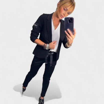 Karolina - Individualiai pritaikytas komplektas su minkštu švarku ir laisvomis sportinėmis kelnėmis