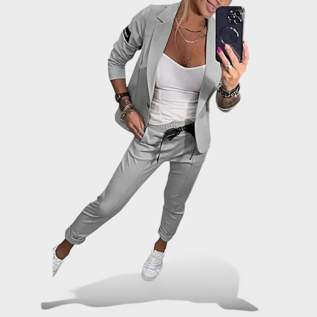 Karolina - Individualiai pritaikytas komplektas su minkštu švarku ir laisvomis sportinėmis kelnėmis