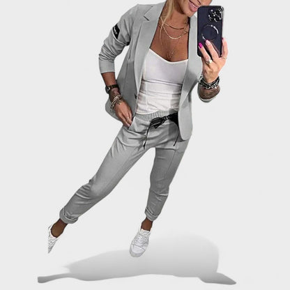 Karolina - Individualiai pritaikytas komplektas su minkštu švarku ir laisvomis sportinėmis kelnėmis