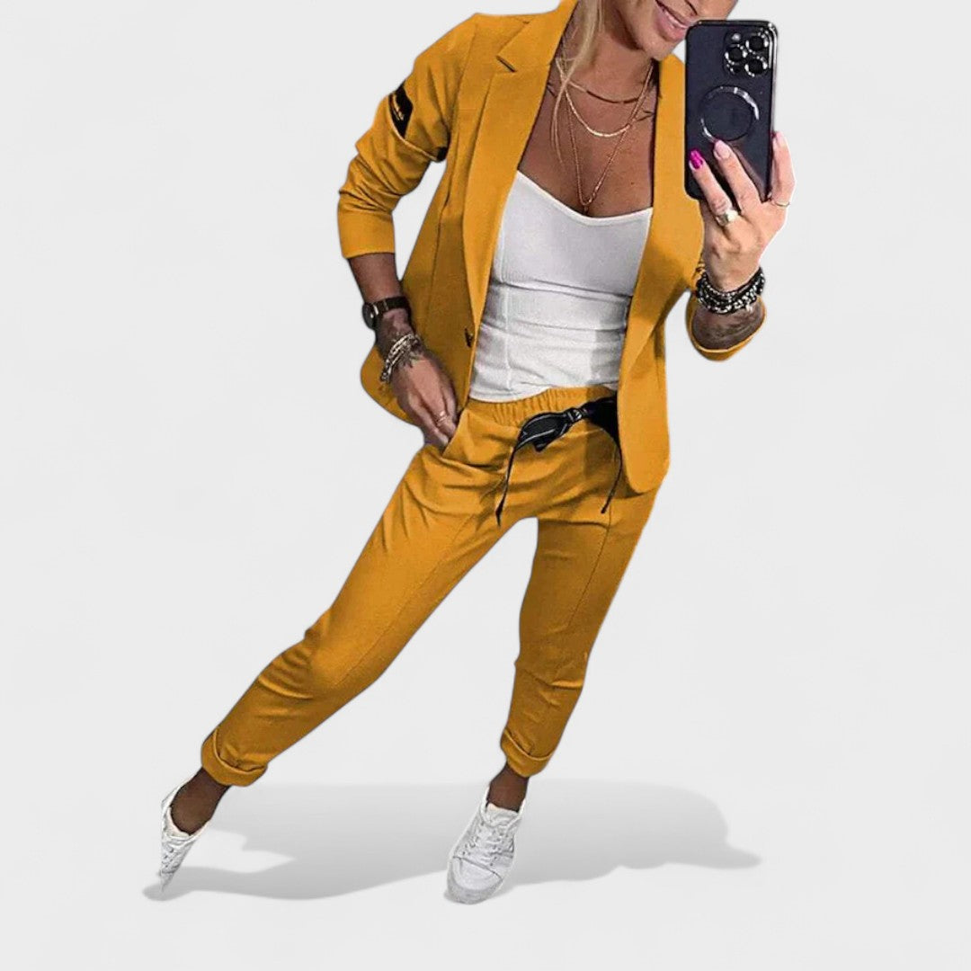 Karolina - Individualiai pritaikytas komplektas su minkštu švarku ir laisvomis sportinėmis kelnėmis