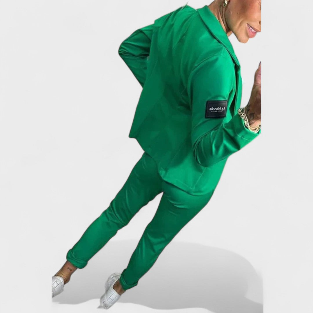 Karolina - Individualiai pritaikytas komplektas su minkštu švarku ir laisvomis sportinėmis kelnėmis