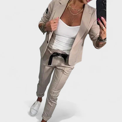 Karolina - Individualiai pritaikytas komplektas su minkštu švarku ir laisvomis sportinėmis kelnėmis