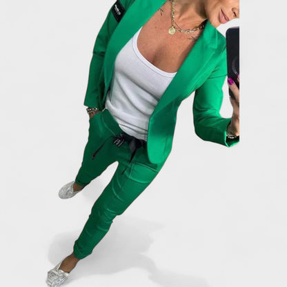 Karolina - Individualiai pritaikytas komplektas su minkštu švarku ir laisvomis sportinėmis kelnėmis