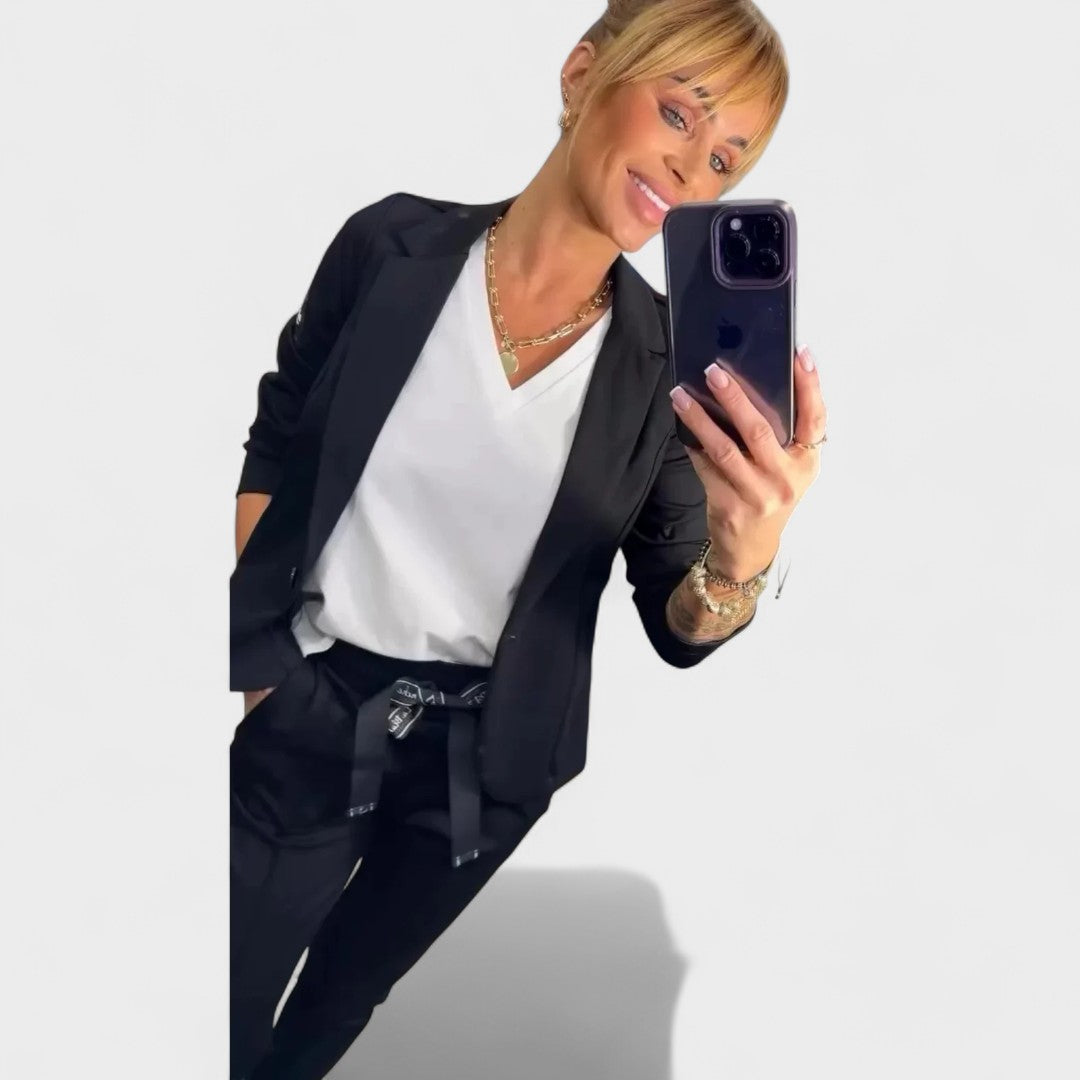 Karolina - Individualiai pritaikytas komplektas su minkštu švarku ir laisvomis sportinėmis kelnėmis