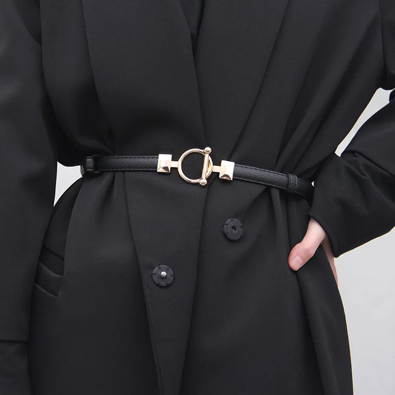 Ceinture fine ajustable à boucle dorée