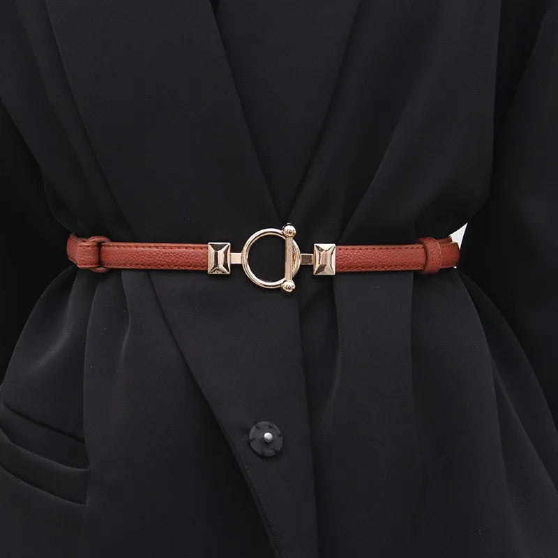 Ceinture fine ajustable à boucle dorée