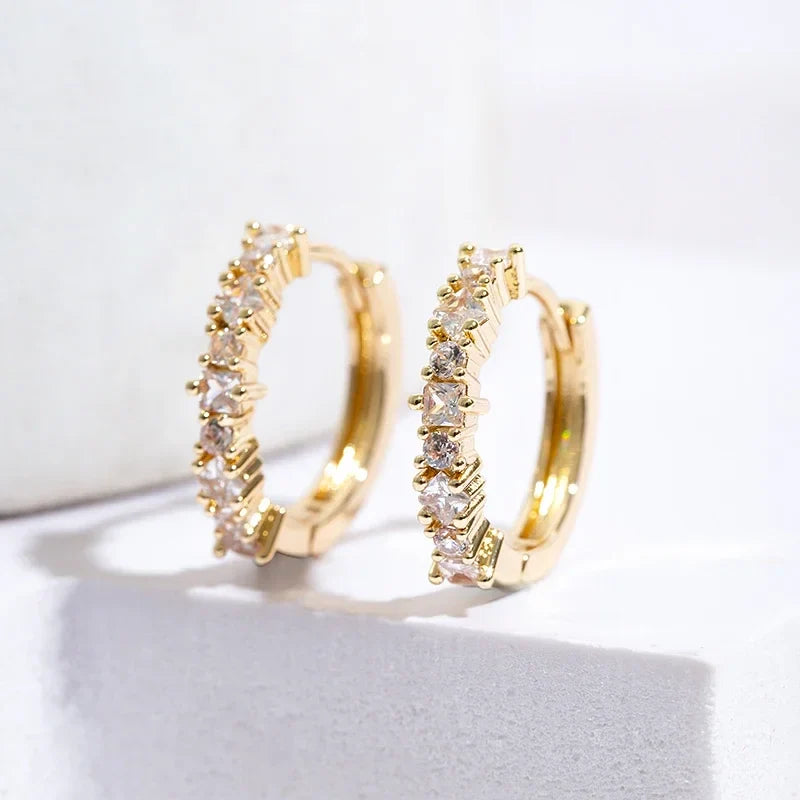Boucles d’oreilles créoles plaquées or avec zircons colorés