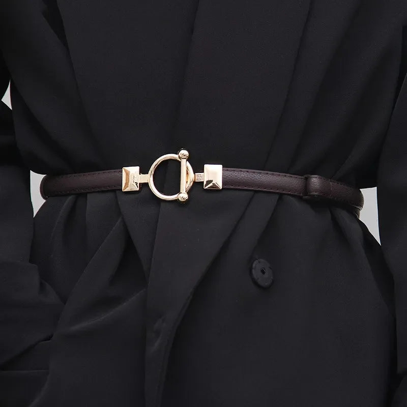 Ceinture fine ajustable à boucle dorée