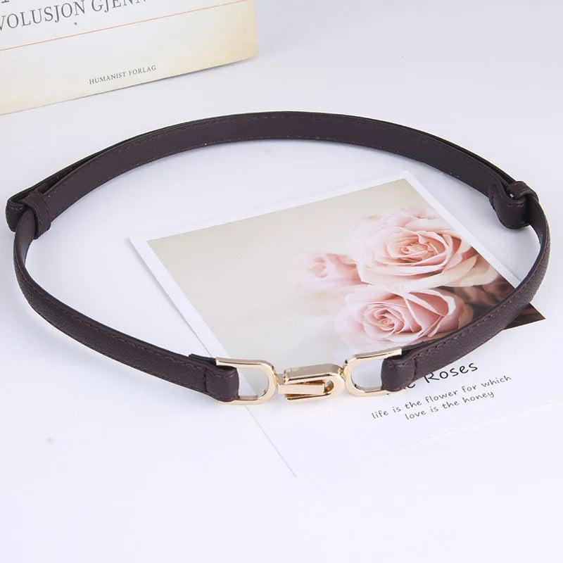 Ceinture fine ajustable à boucle dorée