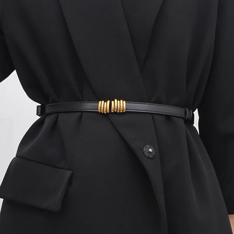 Ceinture fine ajustable à boucle dorée