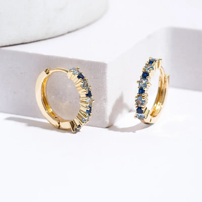 Boucles d’oreilles créoles plaquées or avec zircons colorés