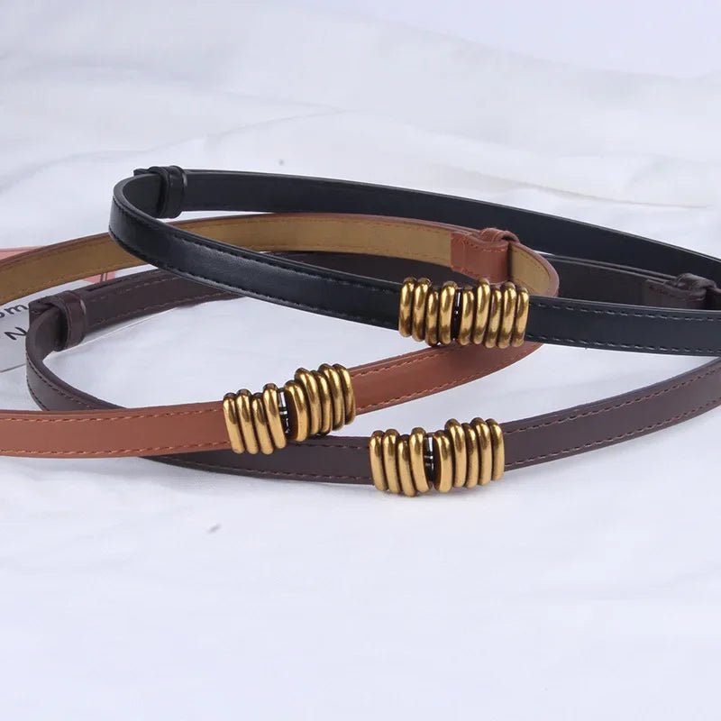 Ceinture fine ajustable à boucle dorée