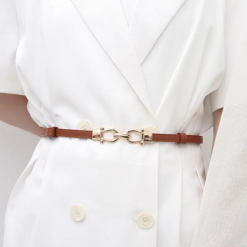 Ceinture fine ajustable à boucle dorée