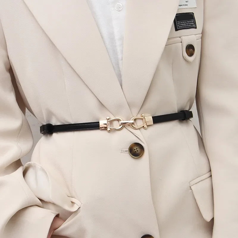 Ceinture fine ajustable à boucle dorée