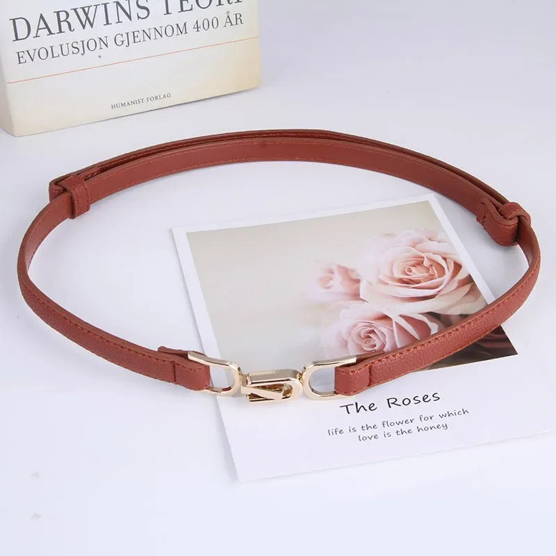 Ceinture fine ajustable à boucle dorée