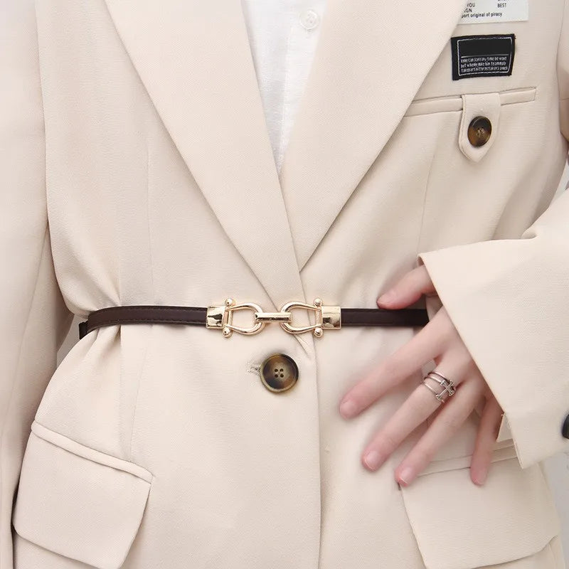 Ceinture fine ajustable à boucle dorée