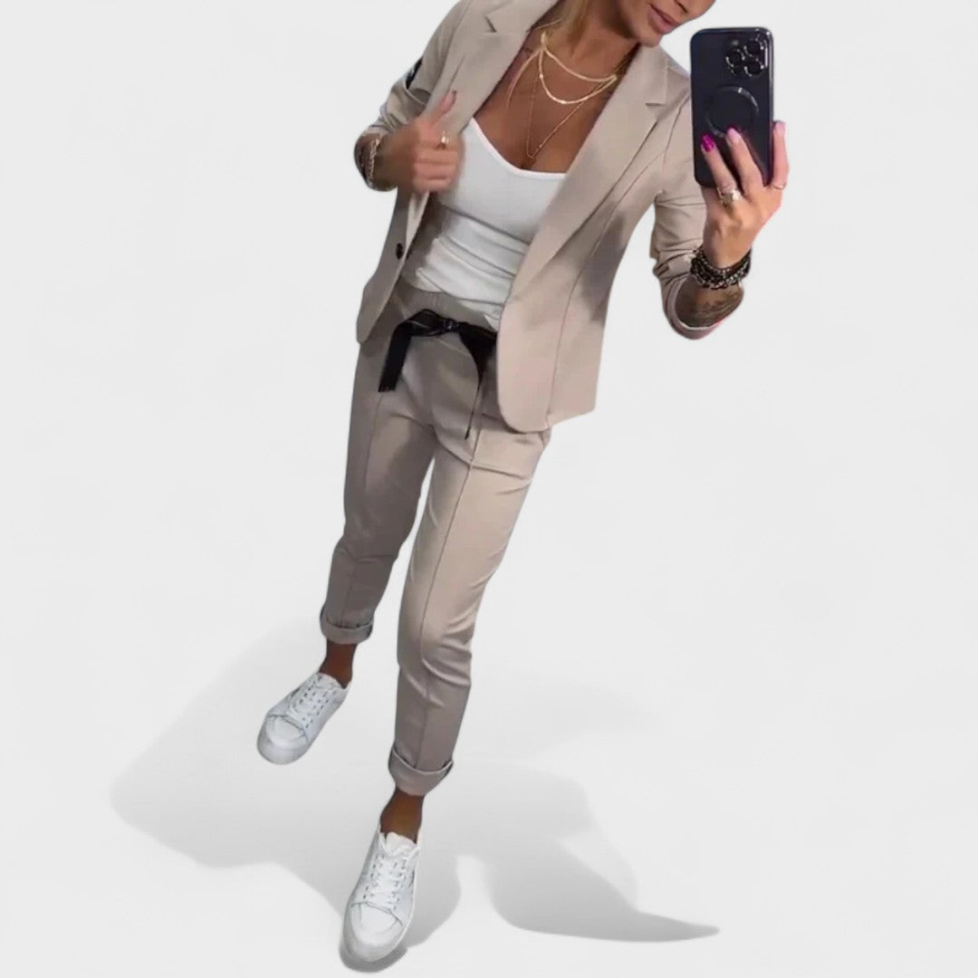 Karolina - Individualiai pritaikytas komplektas su minkštu švarku ir laisvomis sportinėmis kelnėmis