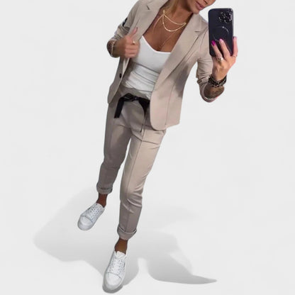 Karolina - Individualiai pritaikytas komplektas su minkštu švarku ir laisvomis sportinėmis kelnėmis