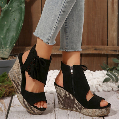 Sandales compensées à bout ouvert et à pompon pour femme