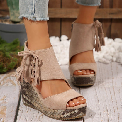 Sandales compensées à bout ouvert et à pompon pour femme