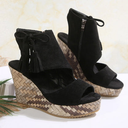 Sandales compensées à bout ouvert et à pompon pour femme