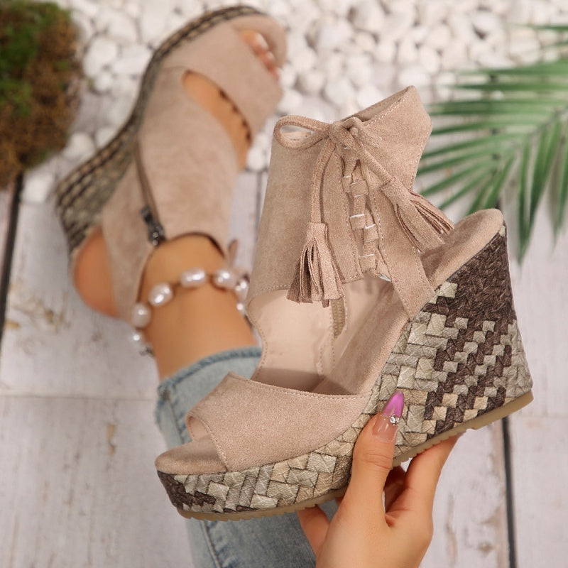 Sandales compensées à bout ouvert et à pompon pour femme