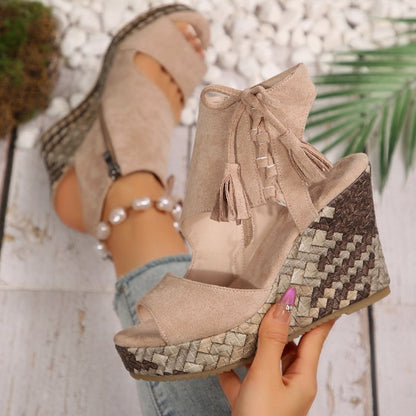 Sandales compensées à bout ouvert et à pompon pour femme