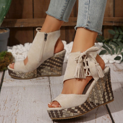 Sandales compensées à bout ouvert et à pompon pour femme