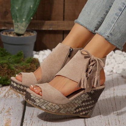 Sandales compensées à bout ouvert et à pompon pour femme