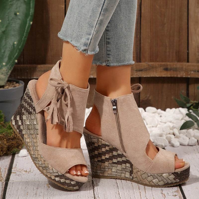 Sandales compensées à bout ouvert et à pompon pour femme