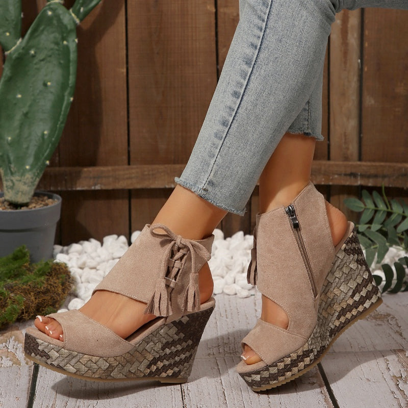 Sandales compensées à bout ouvert et à pompon pour femme