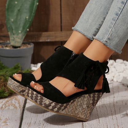 Sandales compensées à bout ouvert et à pompon pour femme