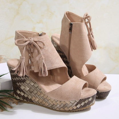 Sandales compensées à bout ouvert et à pompon pour femme