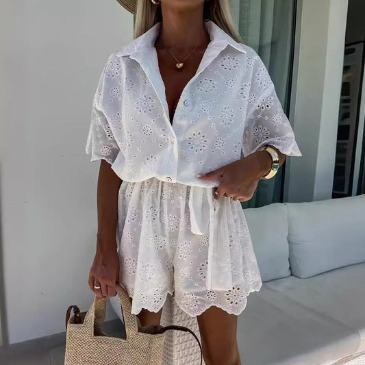 Dors-bien chic avec dentelle brodée et fleurs, boutonnage et ceinture