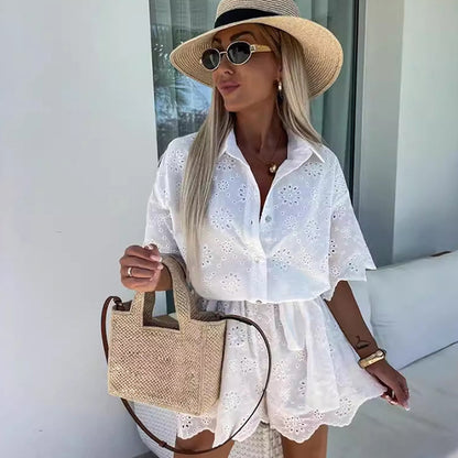 Dors-bien chic avec dentelle brodée et fleurs, boutonnage et ceinture