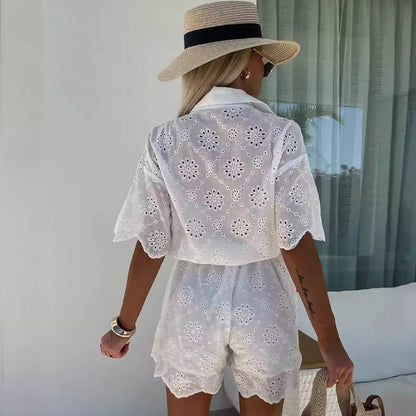 Dors-bien chic avec dentelle brodée et fleurs, boutonnage et ceinture