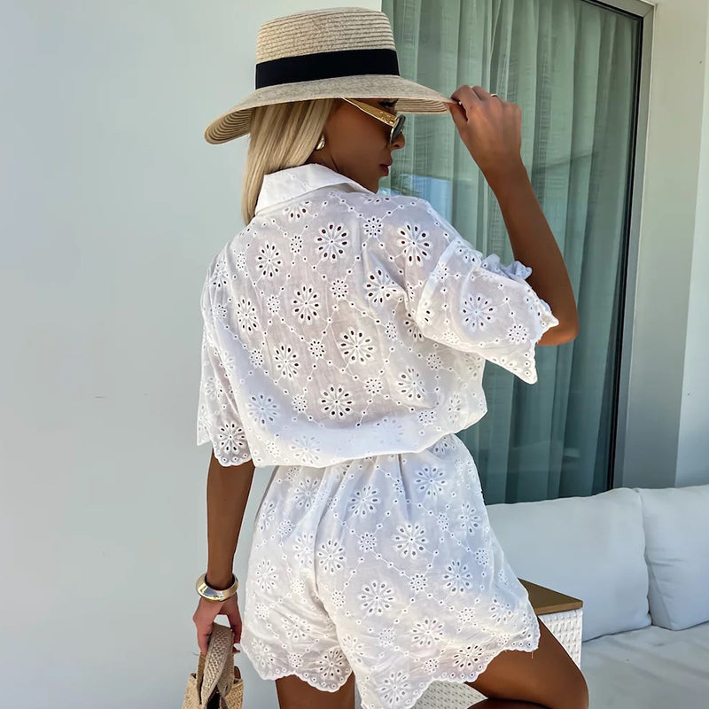 Dors-bien chic avec dentelle brodée et fleurs, boutonnage et ceinture