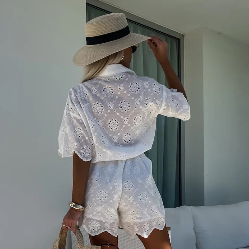 Dors-bien chic avec dentelle brodée et fleurs, boutonnage et ceinture