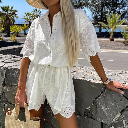 Dors-bien chic avec dentelle brodée et fleurs, boutonnage et ceinture