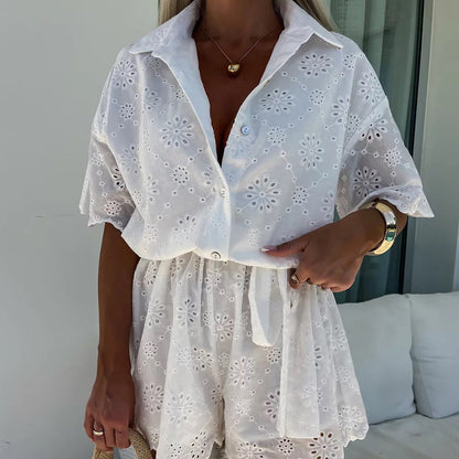 Dors-bien chic avec dentelle brodée et fleurs, boutonnage et ceinture